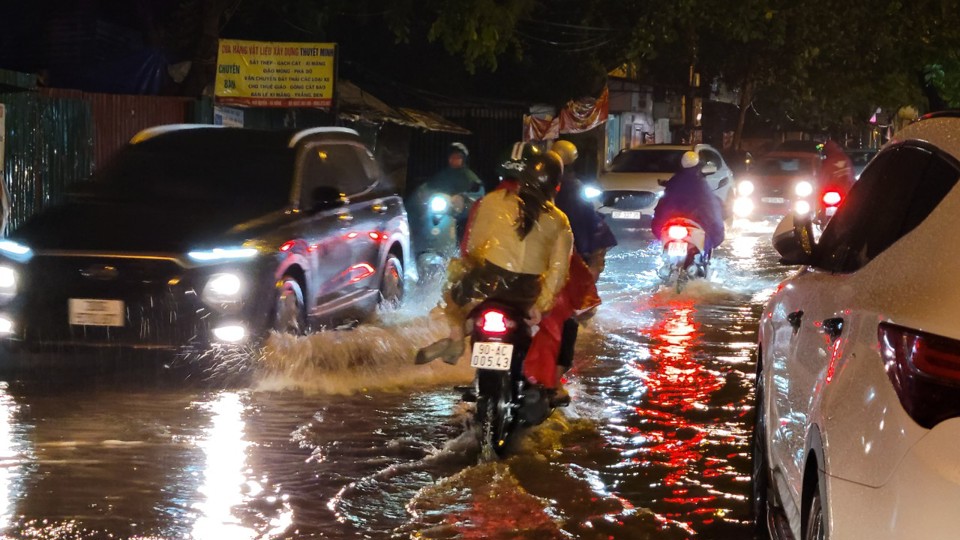 Hà Nội: Mưa to xối xả, gió lớn "giải nhiệt" đúng giờ tan tầm chiều 30/5 - Ảnh 19