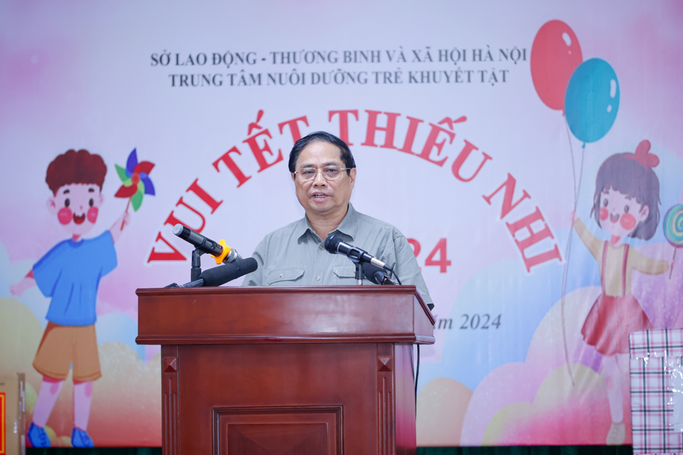 Thử tướng Phạm Minh Ch&iacute;nh ph&aacute;t biểu tại&nbsp;tại Trung t&acirc;m Nu&ocirc;i dưỡng trẻ khuyết tật H&agrave; Nội.