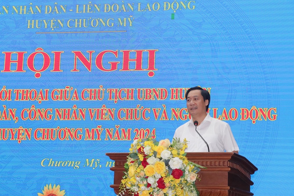Chủ tịch UBND huyện Chương Mỹ Nguyễn Anh Đức ph&aacute;t biểu tại buổi đối thoại&nbsp;