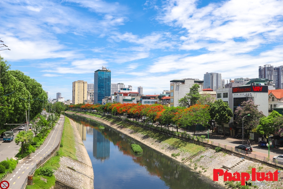 Dọc s&ocirc;ng T&ocirc; Lịch từ đầu đường Ho&agrave;ng Quốc Việt đến khu vực Ng&atilde; Tư Sở, Khương Trung khiến cho nhiều người đi ngang qua đ&acirc;y phải ngỡ ng&agrave;ng.