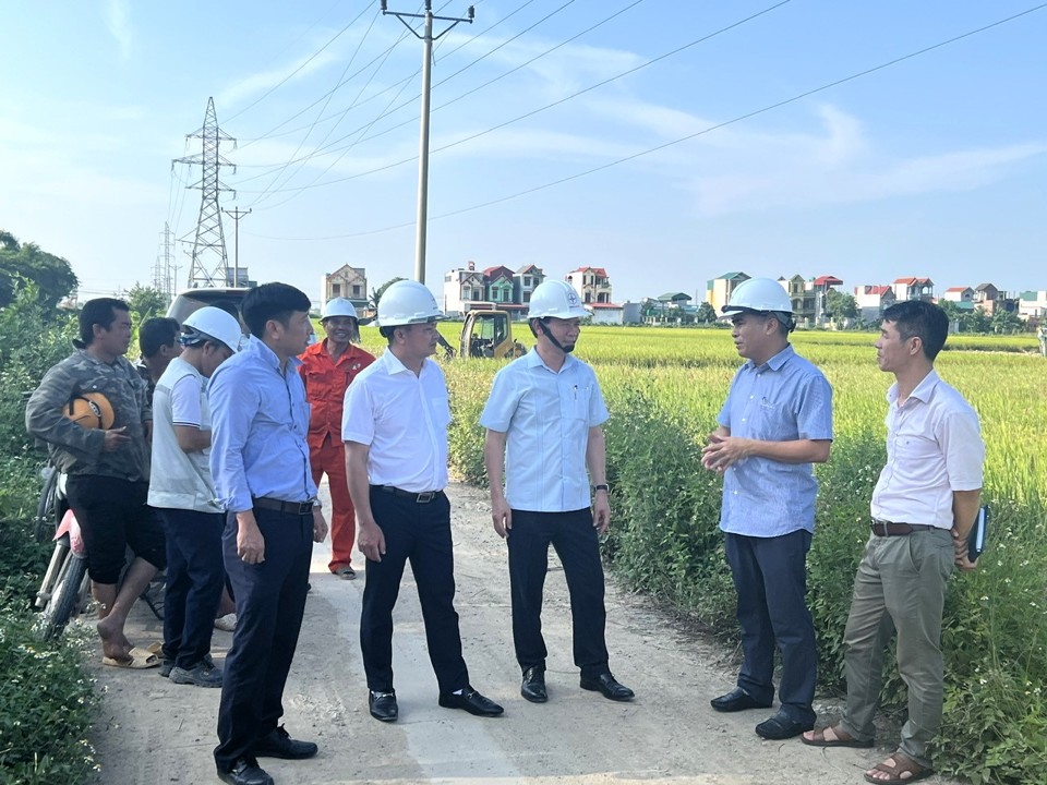 Th&agrave;nh vi&ecirc;n HĐTV Nguyễn Xu&acirc;n Thắng (h&agrave;ng đầu, thứ hai từ tr&aacute;i qua) v&agrave; Ph&oacute; Tổng gi&aacute;m đốc EVNHANOI Ho&agrave;ng Minh Giang (kế b&ecirc;n tr&aacute;i) khảo s&aacute;t hiện trường thi c&ocirc;ng.