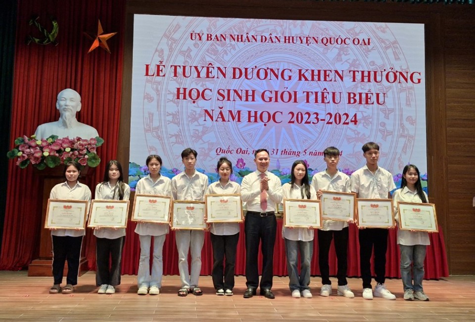 Nh&acirc;n dịp n&agrave;y, UBND huyện đ&atilde; khen thưởng cho 19 tập thể, 283 học sinh đạt th&agrave;nh t&iacute;ch xuất sắc trong năm học 2023-2024.