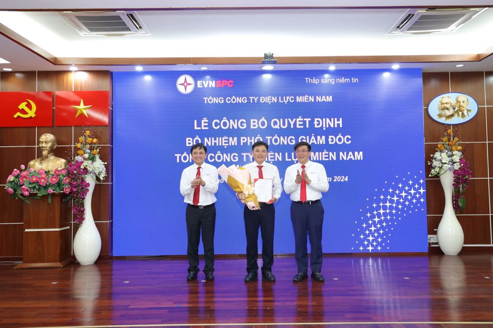 Trao Quyết định điều động, bổ nhiệm &ocirc;ng Đ&agrave;o H&ograve;a B&igrave;nh giữ chức vụ Ph&oacute; Tổng Gi&aacute;m đốc EVNSPC.