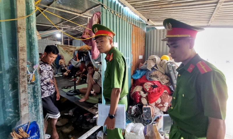 Lực lượng C&ocirc;ng an huyện Thanh Oai kiểm tra l&aacute;n trại tại KĐT Thanh H&agrave;.