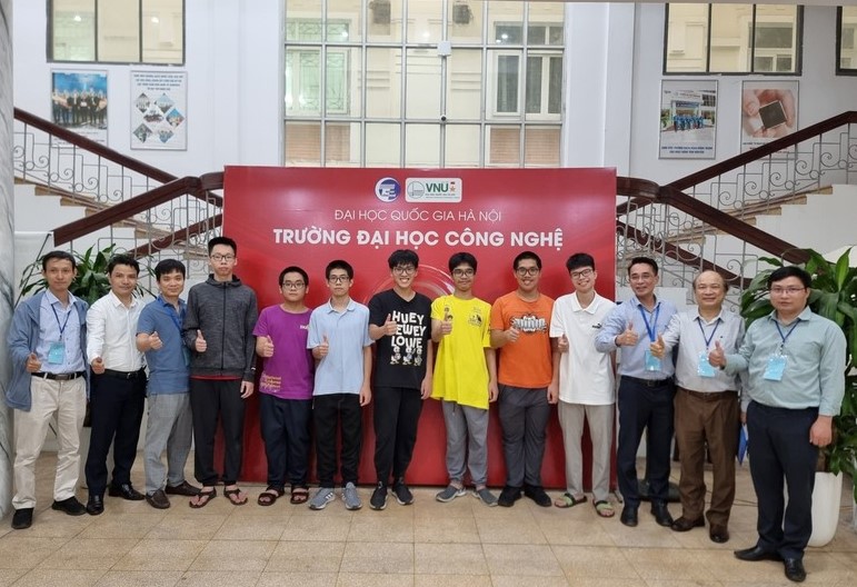 Đội tuyển quốc gia Việt Nam dự thi Olympic Tin học Châu Á (APIO) năm 2024 cùng các thầy lãnh đội