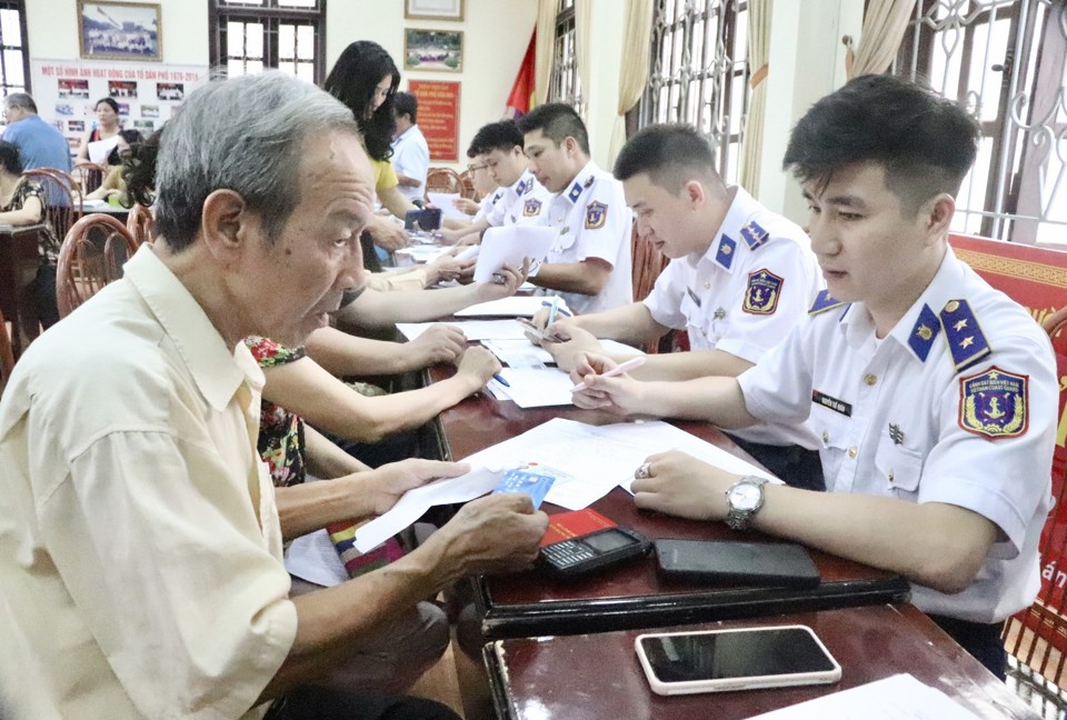 C&aacute;n bộ phường Nguyễn Tr&atilde;i, quận H&agrave; Đ&ocirc;ng tuy&ecirc;n truyền, vận động người d&acirc;n đăng k&yacute; nhận lương hưu, trợ cấp x&atilde; hội h&agrave;ng th&aacute;ng qua phương tiện thanh to&aacute;n kh&ocirc;ng d&ugrave;ng tiền mặt.