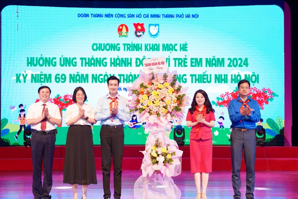 C&aacute;c đại biểu gửi lẵng hoa ch&uacute;c mừng kỷ niệm 69 năm ng&agrave;y th&agrave;nh lập Cung thiếu nhi H&agrave; Nội