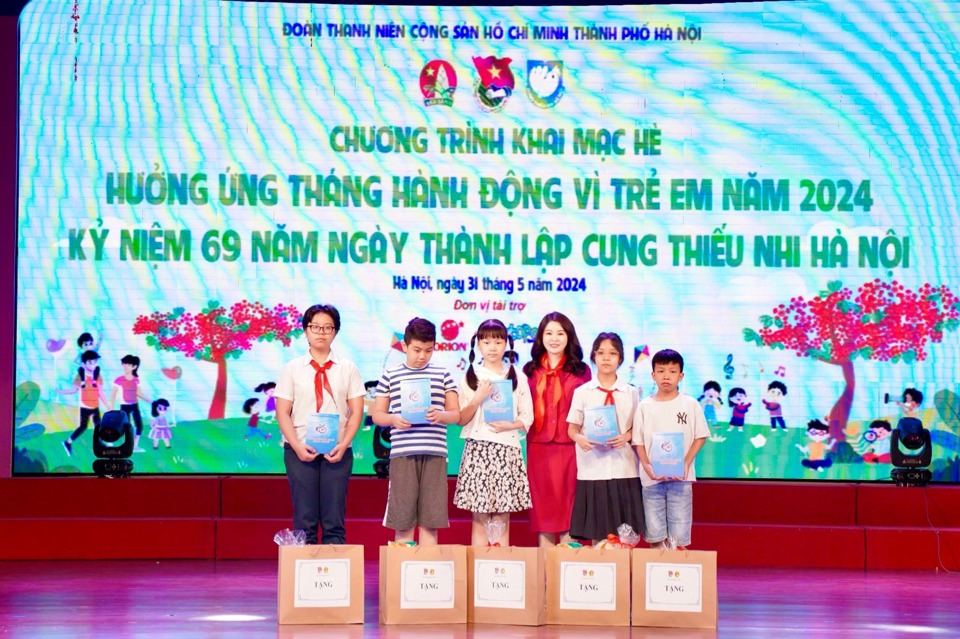 Đại diện Th&agrave;nh đo&agrave;n H&agrave; Nội trao c&aacute;c suất qu&agrave; tới thiếu nhi c&oacute; ho&agrave;n cảnh kh&oacute; khăn vươn l&ecirc;n học giỏi.