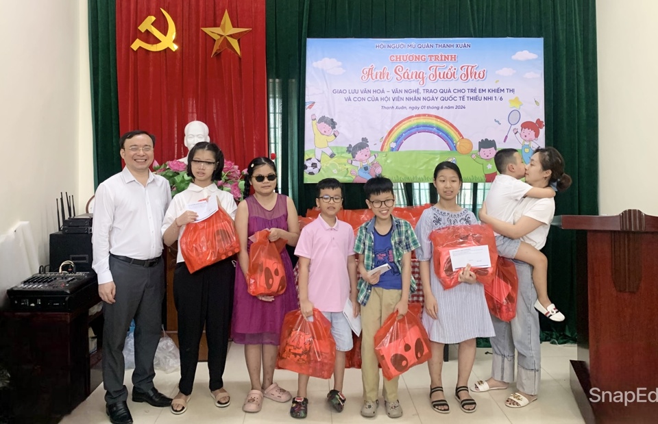 Chủ tịch Hội Người m&ugrave; quận Thanh Xu&acirc;n Nguyễn Tiến Th&agrave;nh trao qu&agrave; cho trẻ khiếm thị