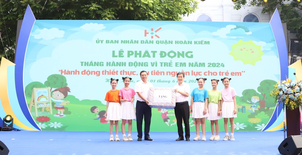 Ph&oacute; Gi&aacute;m đốc Sở Lao động - Thương binh v&agrave; X&atilde; hội H&agrave; Nội Đinh Hồng Phong trao qu&agrave; của Th&agrave;nh phố cho c&aacute;c ch&aacute;u thiếu nhi quận Ho&agrave;n Kiếm