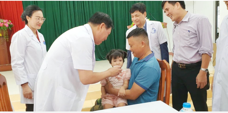 Thứ trưởng Đỗ Xu&acirc;n Tuy&ecirc;n cho trẻ uống vitamin A tại Trạm Y tế x&atilde; Hợp Phong,&nbsp;huyện Cao Phong, tỉnh H&ograve;a B&igrave;nh.