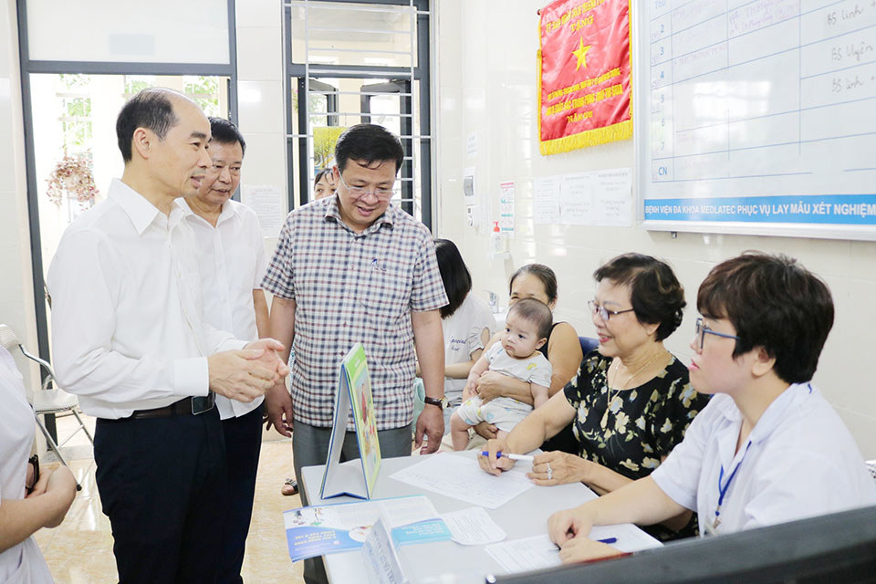 Theo r&agrave; so&aacute;t c&oacute; 708 trẻ được uống vitamin A tại trạm y tế phường Trương Định.