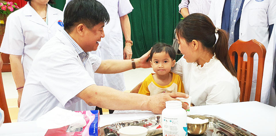 Vụ trưởng Vụ Sức khỏe B&agrave; mẹ - Trẻ em (Bộ Y tế) Đinh Anh Tuấn cho trẻ uống vitamin A.