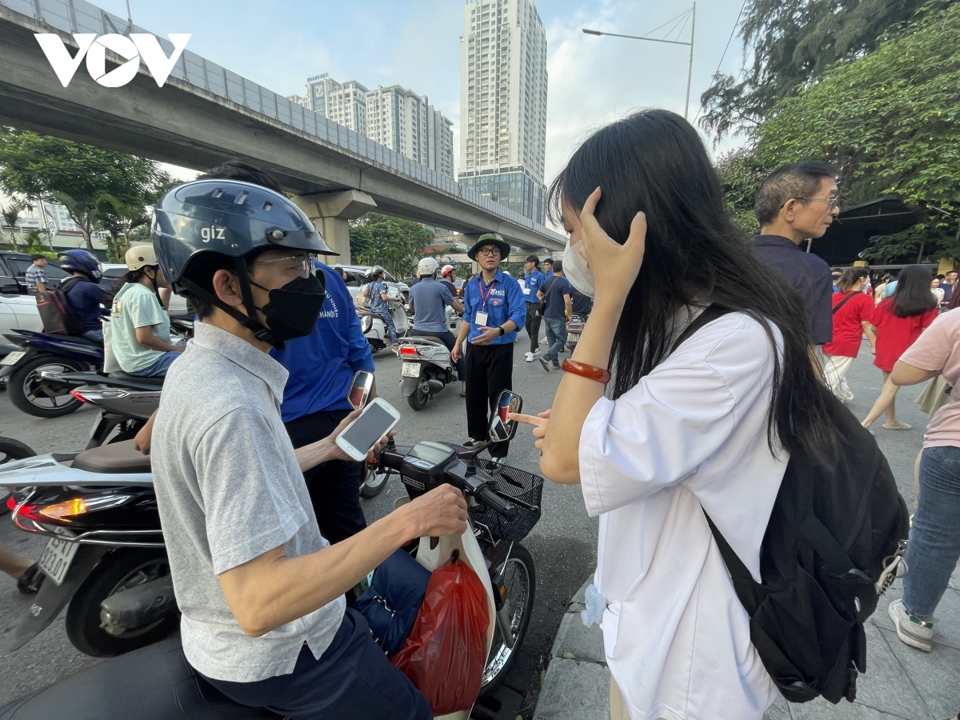 Do lo sợ xảy ra &ugrave;n tắc giao th&ocirc;ng n&ecirc;n nhiều phụ huynh đưa con m&igrave;nh đến điểm thi từ kh&aacute; sớm.