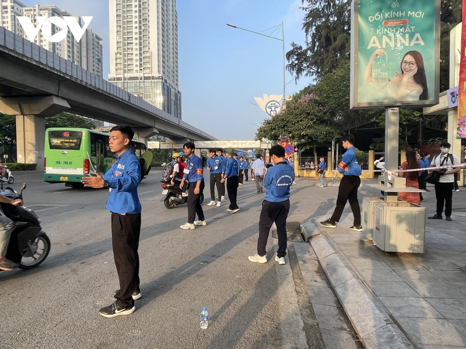 Lực lượng sinh vi&ecirc;n t&igrave;nh nguyện lập h&agrave;ng r&agrave;o tr&aacute;nh xung đột giao th&ocirc;ng ngay trước điểm thi.