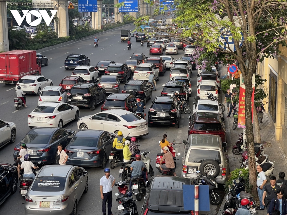 Mặc d&ugrave; vậy, giao th&ocirc;ng qua đ&acirc;y vẫn hỗn loạn bởi c&aacute;c phụ huynh dừng đỗ &ocirc; t&ocirc;, xe m&aacute;y để con em m&igrave;nh xuống điểm thi.