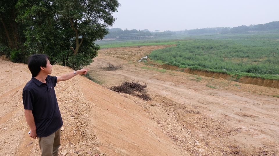 Tình trạng đào đất, đắp bờ diễn ra tại lòng hồ Suối Hai (huyện Ba Vì). Ảnh: Lâm Nguyễn