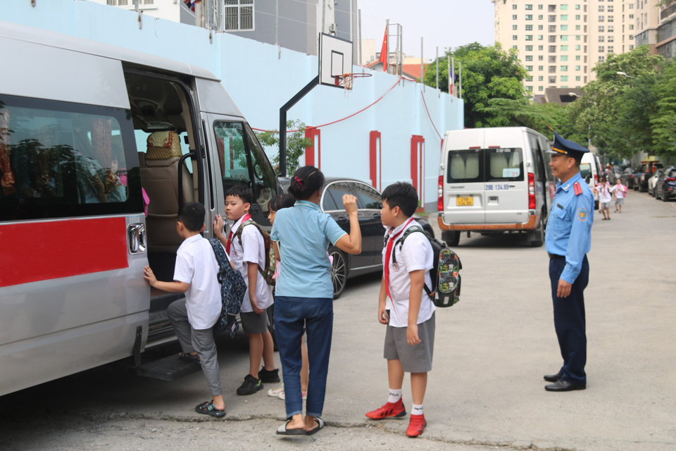 Cần bảo đảm sự an toàn của học sinh trong sử dụng phương tiện giao thông đưa đón tới trường. Ảnh: Việt Dũng