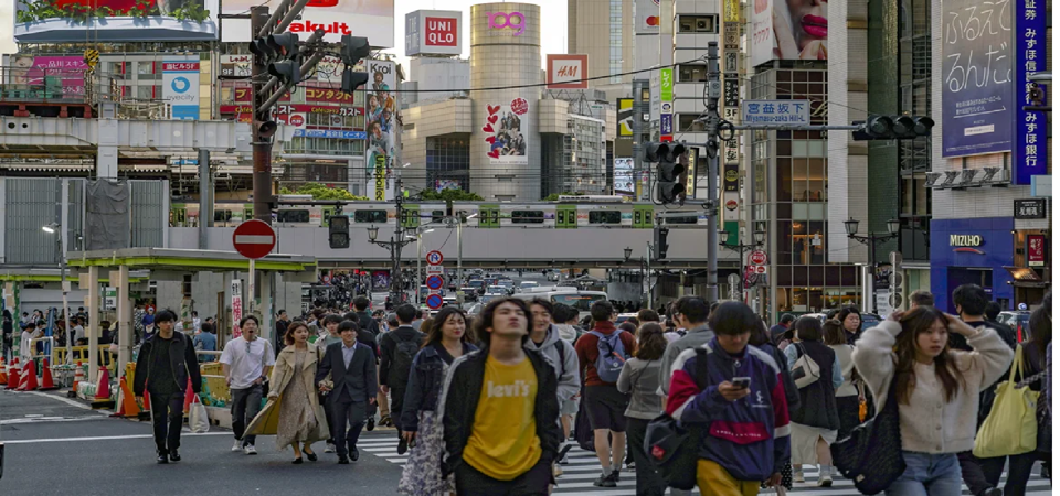 Người d&acirc;n đi bộ tr&ecirc;n tuyến phố Shibuya, Tokyo, Nhật Bản. Ảnh: CNN