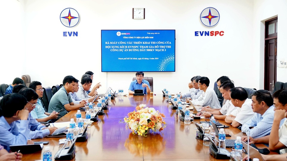 L&atilde;nh đạo EVNSPC tổ chức họp khẩn, nối cầu trực tuyến với Gi&aacute;m đốc 21 C&ocirc;ng ty Điện lực v&agrave; c&aacute;c Đội xung k&iacute;ch ngo&agrave;i c&ocirc;ng trường v&agrave;o chiều 2/6/2024