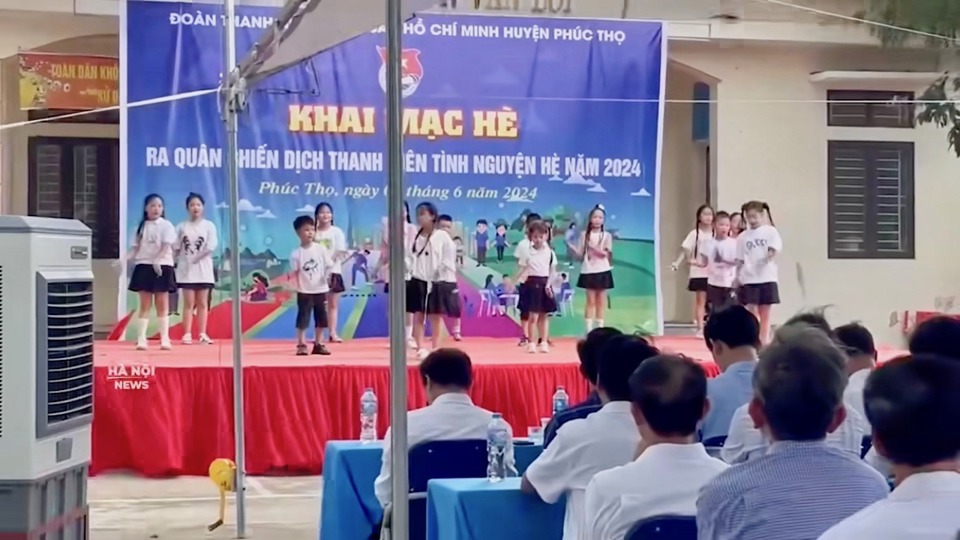 C&aacute;c ch&aacute;u nhỏ tham gia biểu diễn văn nghệ tại chương tr&igrave;nh Khai mạc H&egrave; trước thời điểm xảy ra sự cố.