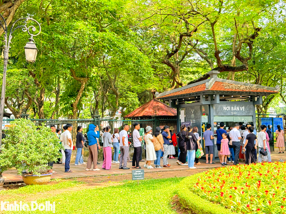 Ghi nhận của ph&oacute;ng vi&ecirc;n B&aacute;o Kinh tế &amp;&nbsp;Đ&ocirc; thị ng&agrave;y 3/6, người d&acirc;n xếp h&agrave;ng d&agrave;i cả trăm m&eacute;t để mua v&eacute; v&agrave;o Văn Miếu - Quốc Tử Gi&aacute;m. Trừ một v&agrave;i du kh&aacute;ch quốc tế, đại đa số l&agrave; c&aacute;c em học sinh tới đ&acirc;y để l&agrave;m lễ cầu may trước ng&agrave;y thi v&agrave;o lớp 10.