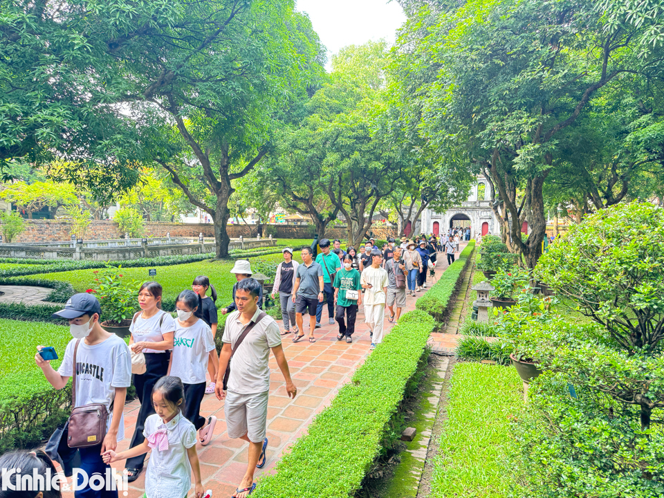 Nhiều phụ huynh quan niệm, việc t&igrave;m đến Văn Miếu - Quốc Tử Gi&aacute;m, nơi nổi tiếng với "v&iacute;a học" từ xa xưa để d&acirc;ng hương, gi&uacute;p con em ổn định t&acirc;m l&yacute;, tăng th&ecirc;m tự tin trước kỳ thi quan trọng.