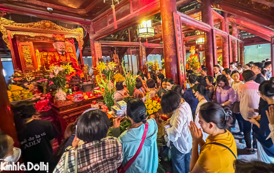 Đ&ocirc;ng đảo phụ huynh v&agrave; sĩ tử c&oacute; mặt để&nbsp;thắp hương trước ban thờ "Vạn thế sư biểu" Chu Văn An.&nbsp;