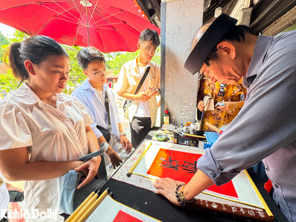 Th&iacute; sinh tham dự kỳ thi sẽ l&agrave;m 3 b&agrave;i thi độc lập: to&aacute;n, ngữ văn v&agrave; ngoại ngữ. To&agrave;n TP H&agrave; Nội c&oacute; 201 điểm thi với hơn 4.300 ph&ograve;ng thi. Kỳ thi năm nay c&oacute; khoảng gần 135.000 th&iacute; sinh dự thi, trong đ&oacute; 60% học sinh v&agrave;o c&ocirc;ng lập, c&ograve;n lại l&agrave; học nghề v&agrave; c&aacute;c trường d&acirc;n lập.