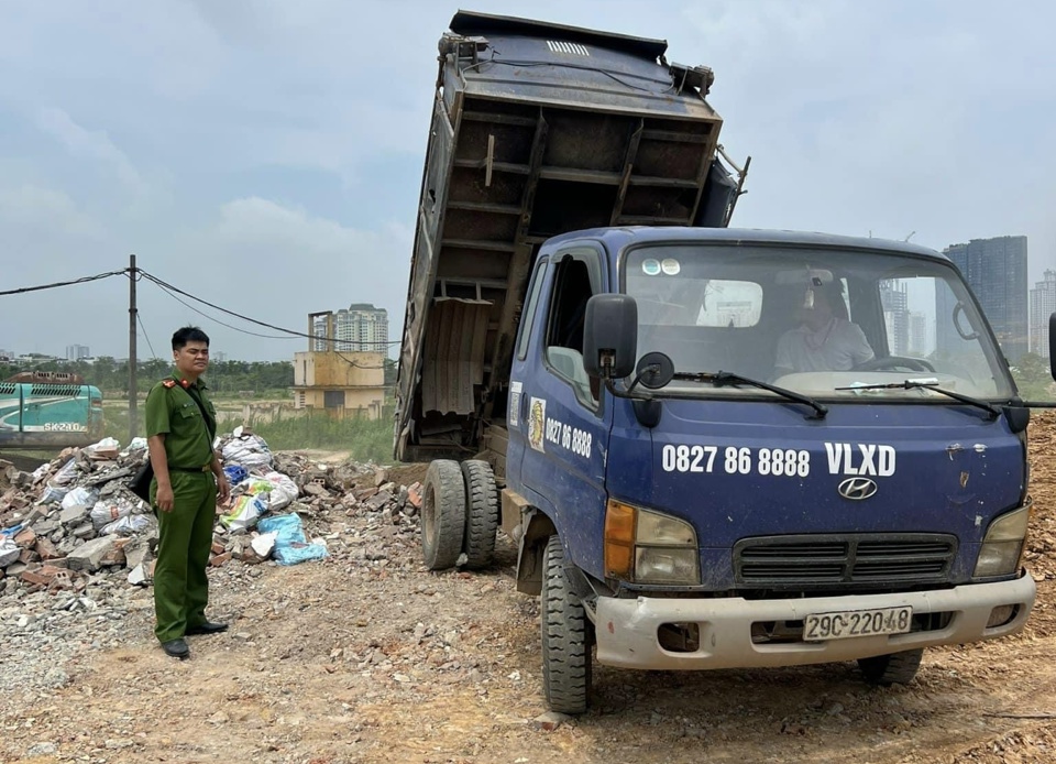 C&ocirc;ng an quận T&acirc;y Hồ ph&aacute;t hiện v&agrave; xử l&yacute; một trường hợp đổ trộm phế thải x&acirc;y dựng g&acirc;y mất vệ sinh m&ocirc;i trường, mỹ quan đ&ocirc; thị.