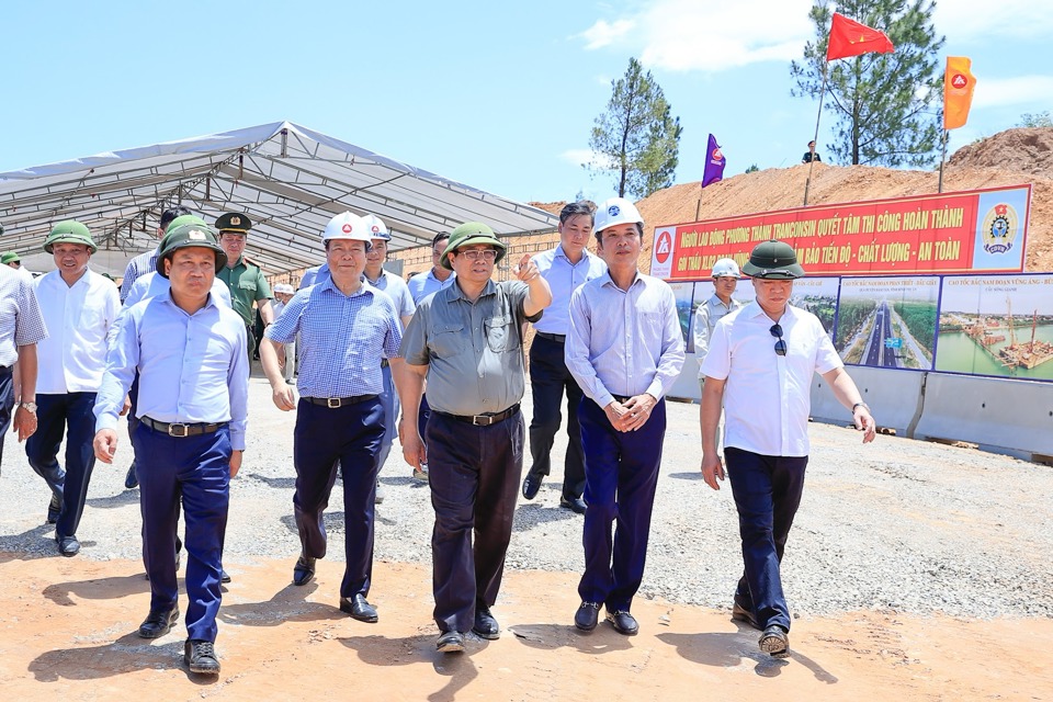 Thủ tướng Phạm Minh Ch&iacute;nh kiểm tra c&aacute;c dự &aacute;n th&agrave;nh phần đi qua tỉnh Quảng B&igrave;nh của cao tốc Bắc-Nam ph&iacute;a Đ&ocirc;ng giai đoạn 2021-2025 - Ảnh: VGP/Nhật Bắc