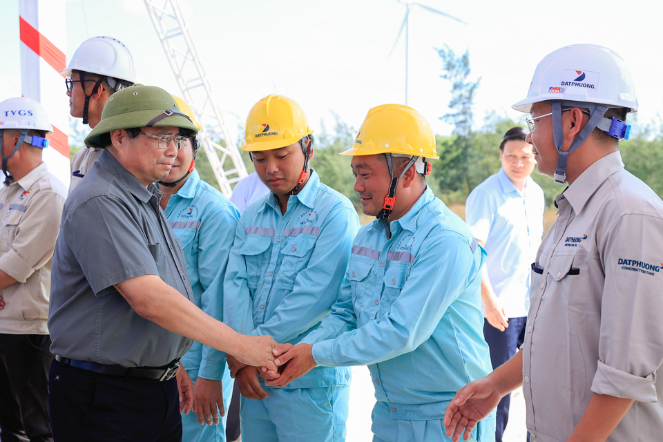 Thủ tướng thăm hỏi, động vi&ecirc;n đội ngũ c&aacute;n bộ, kỹ sư, c&ocirc;ng nh&acirc;n, người lao động - Ảnh: VGP/Nhật Bắc