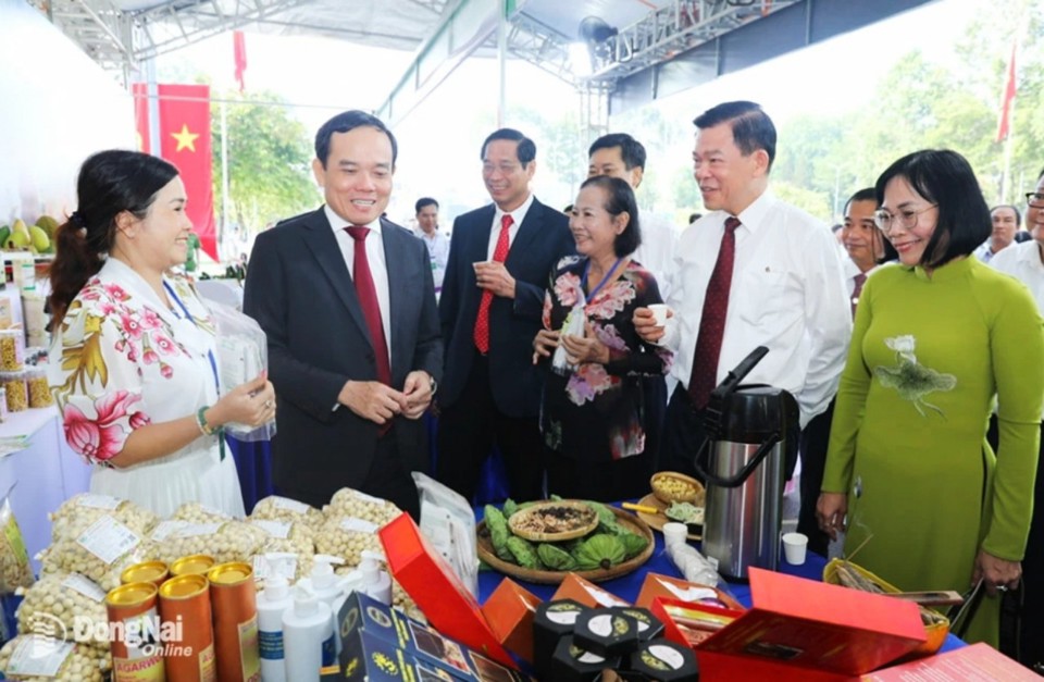 Ph&oacute; thủ tướng Ch&iacute;nh phủ Trần Lưu Quang tham quan gian h&agrave;ng sản phẩm n&ocirc;ng nghiệp của huyện Xu&acirc;n Lộc, ng&agrave;y 3/6/2024.