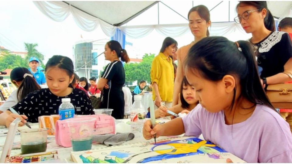 C&aacute;c em thiếu nhi Lạng Sơn tham gia cuộc thi vẽ tranh bảo vệ m&ocirc;i trường.