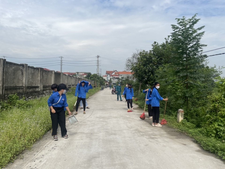 C&aacute;n bộ v&agrave; người d&acirc;n huyện Ph&uacute; Xuy&ecirc;n ra qu&acirc;n tổng vệ sinh đường l&agrave;ng, ng&otilde; x&oacute;m x&atilde; Hồng Th&aacute;i