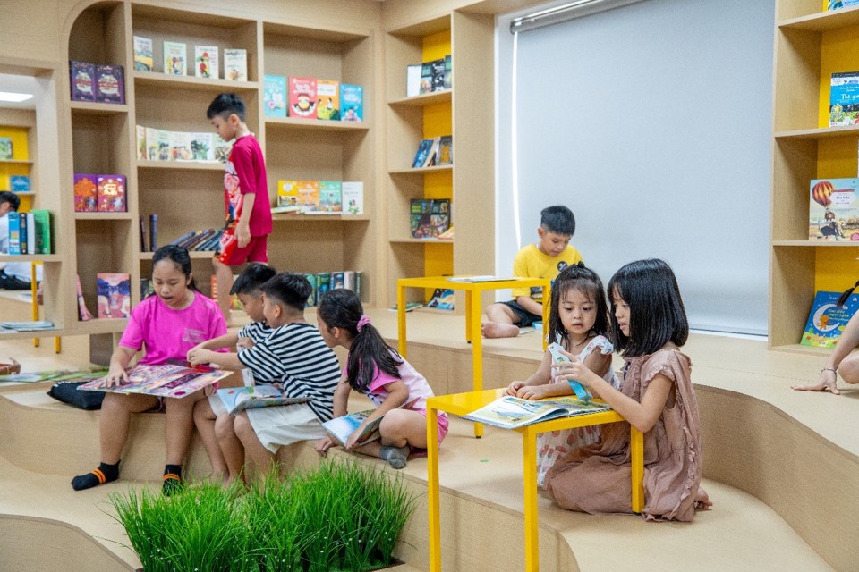 C&aacute;c em học sinh tham quan thư viện trường INschool Bến C&aacute;t.