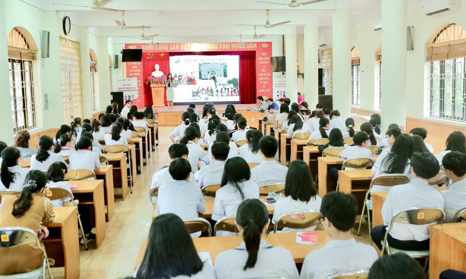 Học sinh được chuy&ecirc;n gia hướng dẫn về c&aacute;ch sử dụng mạng x&atilde; hội an to&agrave;n.&nbsp;