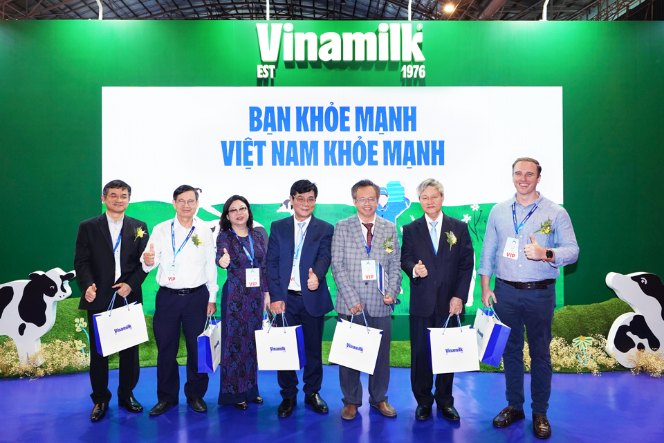 C&aacute;c kh&aacute;ch mời đến tham quan khu vực của Vinamilk tại triển l&atilde;m &nbsp;