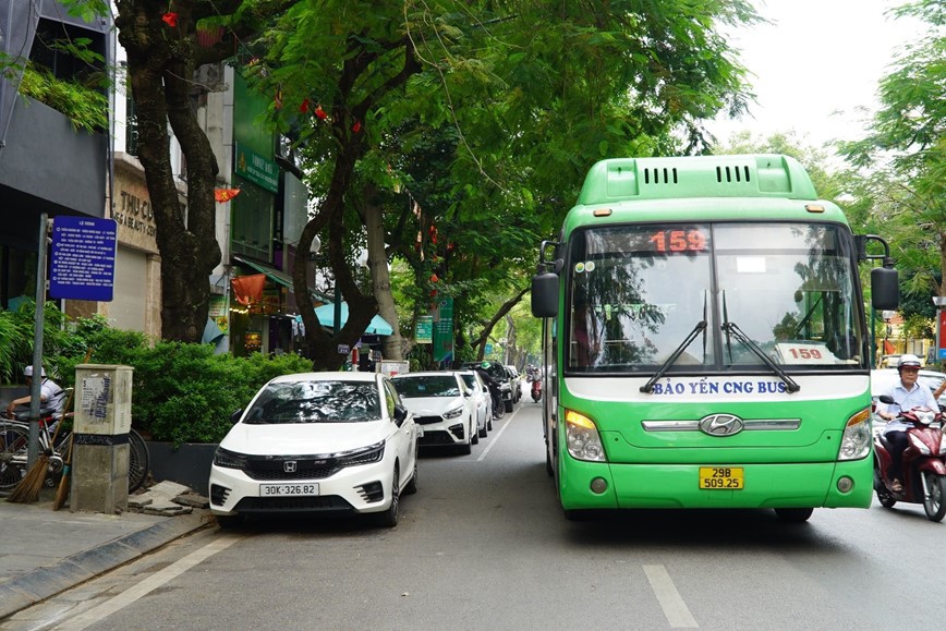 Hà Nội: Nhan nhản xe con chặn bến xe buýt - Ảnh 3