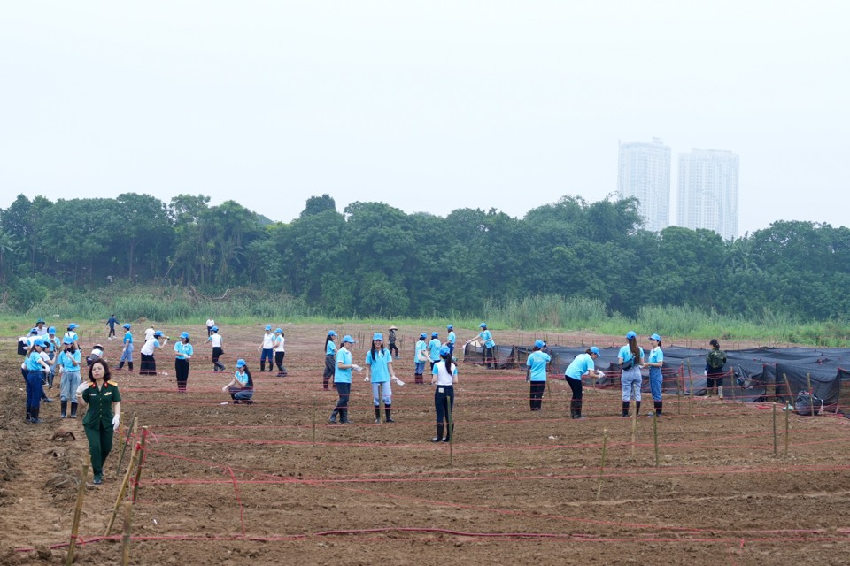 Lễ ph&aacute;t động c&oacute;&nbsp;gần 300 c&aacute;n bộ, hội vi&ecirc;n phụ nữ tham dự.