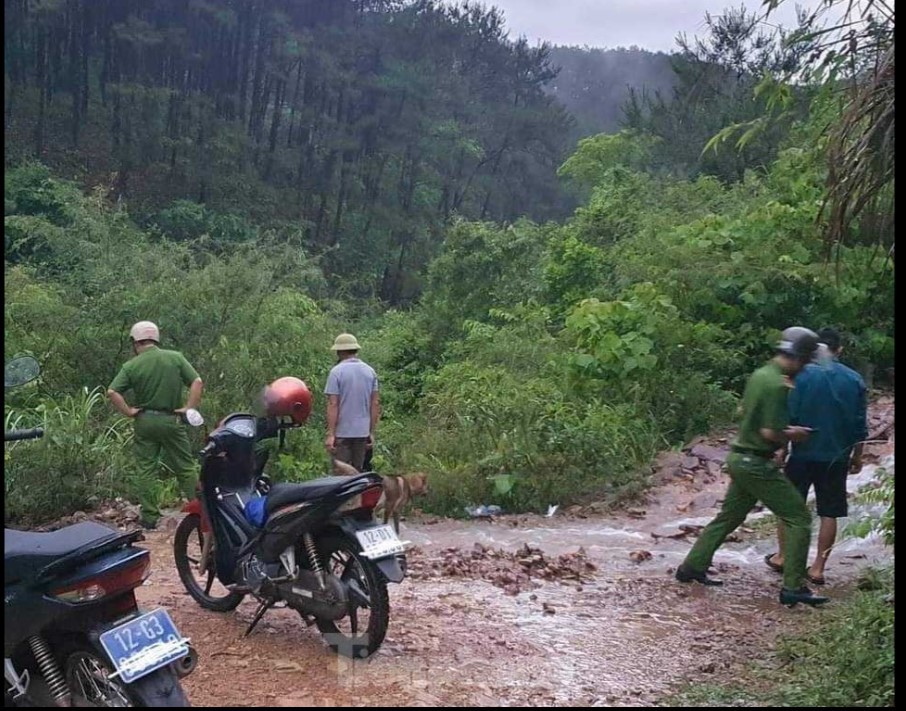 Nơi xảy ra sự việc vắng vẻ, nhiều c&acirc;y cối, ruộng đồng.