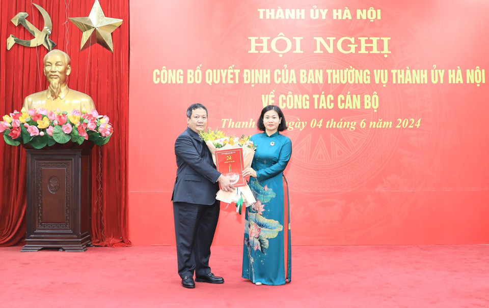 Ph&oacute; B&iacute; thư Thường trực Th&agrave;nh ủy H&agrave; Nội Nguyễn Thị Tuyến trao Quyết định cho t&acirc;n B&iacute; thư Huyện ủy Thanh Tr&igrave; Nguyễn Tiến Cường.&nbsp;