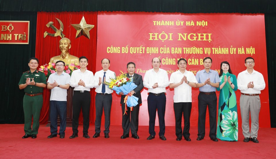 L&atilde;nh đạo huyện Thanh Tr&igrave; ch&uacute;c mừng t&acirc;n B&iacute; thư Huyện ủy Thanh Tr&igrave; Nguyễn Tiến Cường