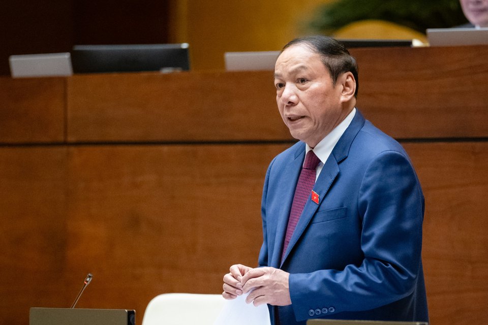 Bộ trưởng Bộ VHTT&amp;DL Nguyễn Văn H&ugrave;ng trả lời chất vấn. Ảnh: quochoi.vn