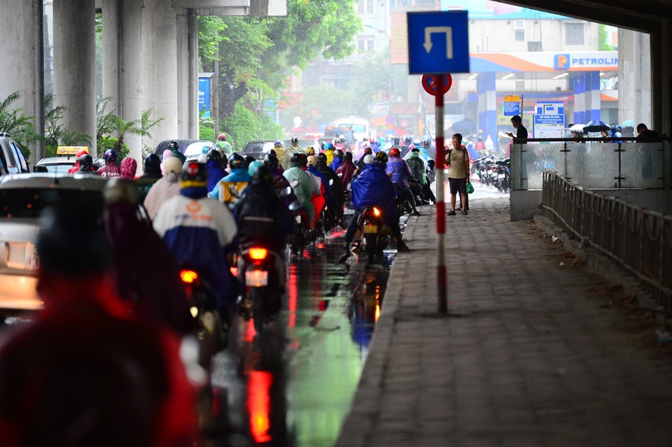 Trước đ&oacute;, trong th&ocirc;ng tin ph&aacute;t đi s&aacute;ng sớm ng&agrave;y 5/6, Trung t&acirc;m dự b&aacute;o kh&iacute; tượng thủy văn Quốc gia cho biết, qua theo d&otilde;i tr&ecirc;n ảnh vệ tinh, số liệu định vị d&ocirc;ng s&eacute;t v&agrave; ra đa thời tiết ph&aacute;t hiện thấy v&ugrave;ng m&acirc;y đối lưu đang ph&aacute;t triển v&agrave; g&acirc;y mưa cho khu vực Ứng H&ograve;a, Quận Ba Đ&igrave;nh, Ba V&igrave;, Đan Phượng, Quận H&agrave; Đ&ocirc;ng, Ho&agrave;i Đức, Quận Ho&agrave;ng Mai, M&ecirc; Linh, Quận Nam Từ Li&ecirc;m, Ph&uacute; Xuy&ecirc;n, Đ&ocirc;ng Anh, Thanh Oai, Thường T&iacute;n, đang di chuyển v&agrave; mở rộng sang khu vực nội th&agrave;nh TP H&agrave; Nội.&nbsp;Ảnh: Ngọc T&uacute;