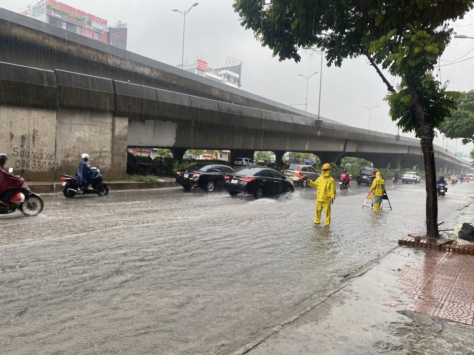 C&ocirc;ng nh&acirc;n tho&aacute;t nước X&iacute; nghiệp 7 ứng trực l&agrave;m nhiệm vụ tr&ecirc;n đường Nguyễn Xiển.