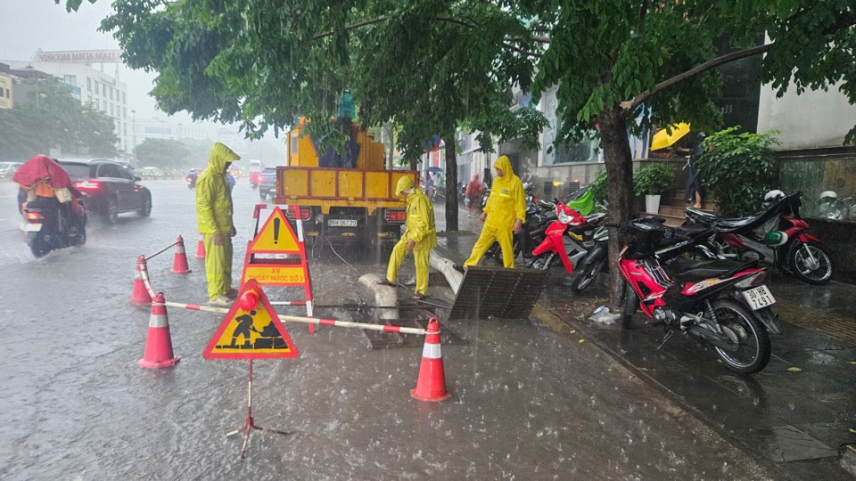 Hà Nội: Công nhân thoát nước đội mưa đẩy nhanh tốc độ tiêu thoát nước - Ảnh 1