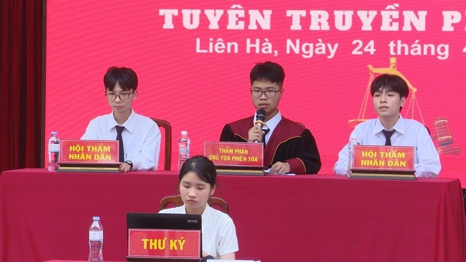 Huyện Đ&ocirc;ng Anh, H&agrave; Nội tổ chức tuy&ecirc;n truyền ph&aacute;p luật cho học sinh theo m&ocirc; h&igrave;nh Phi&ecirc;n t&ograve;a giả định. Ảnh: Bạch Dương &nbsp;