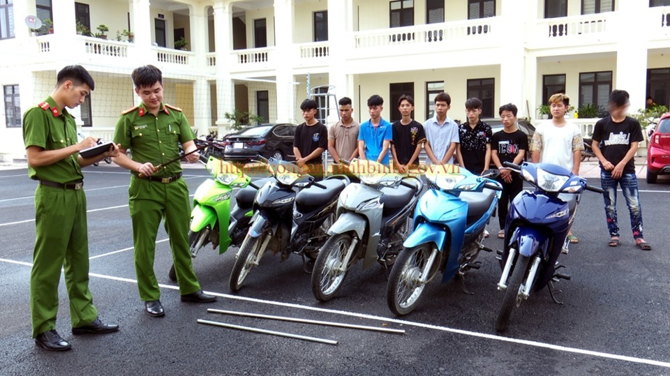 C&ocirc;ng an huyện Gia Viễn kiểm tra tang vật thu giữ. Ảnh: CACC