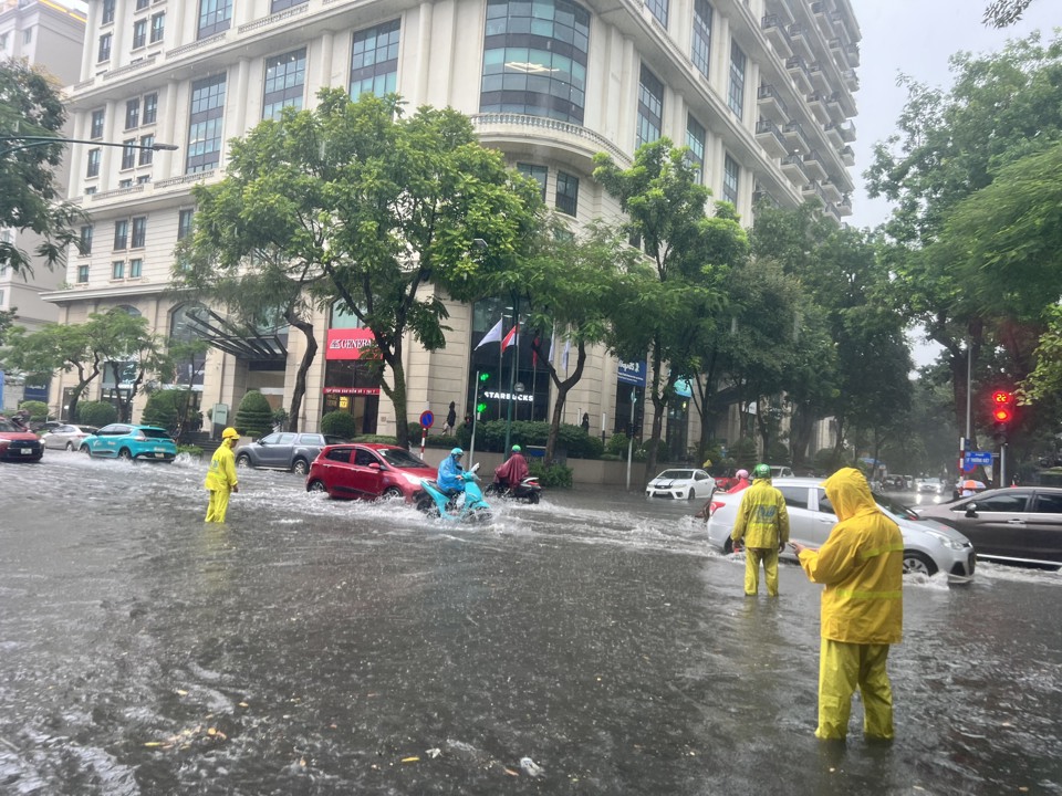 C&ocirc;ng nh&acirc;n tho&aacute;t nước ứng trực l&agrave;m nhiệm vụ tại n&uacute;t Phan Bội Ch&acirc;u - L&yacute; Thường Kiệt.